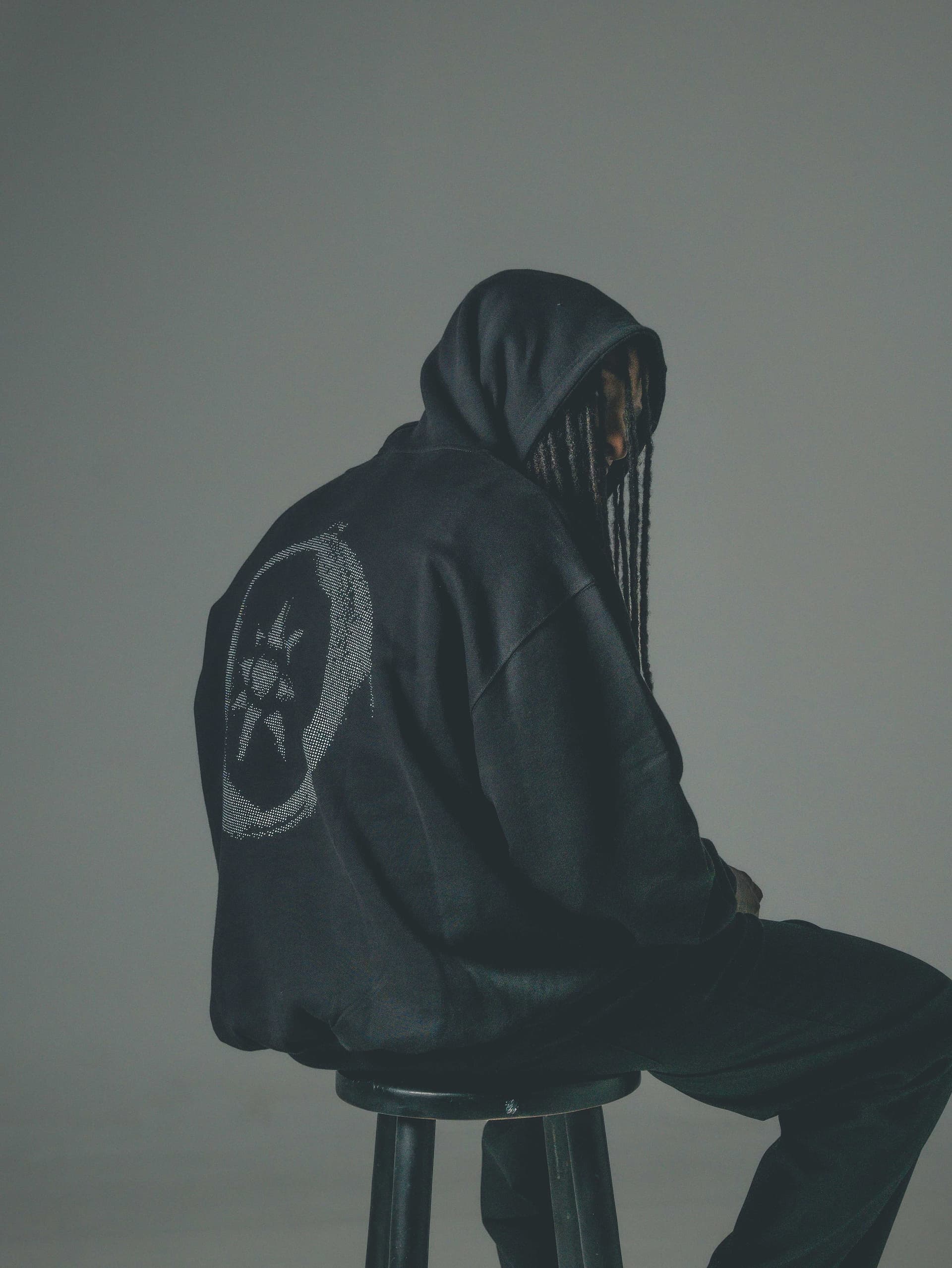 Hoodie Noir — shooting studio 02