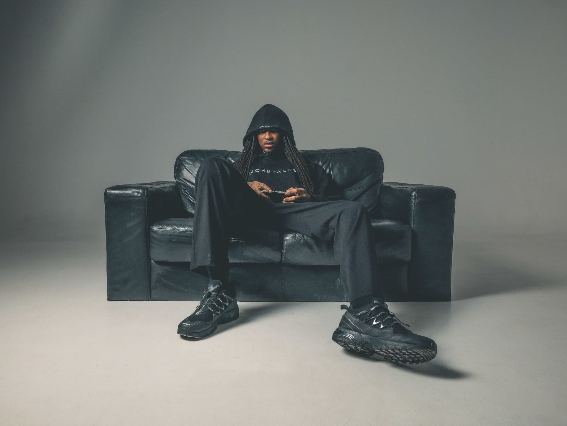 Hoodie Noir — shooting studio 03